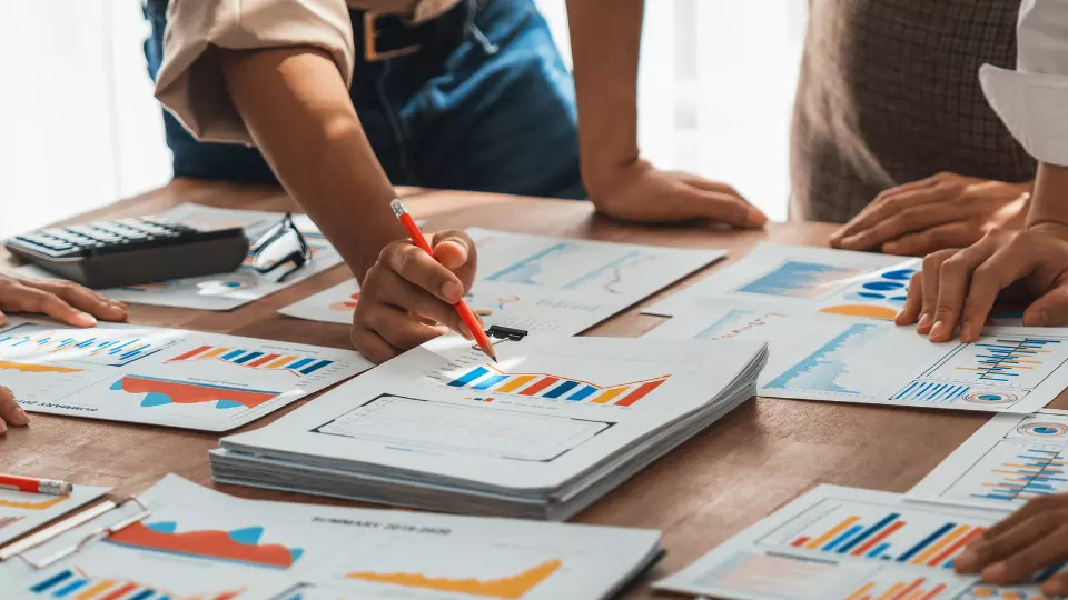 Équipe commerciale analysant les résultats d’un audit mystère Équipe commerciale analysant les résultats d’un audit mystère