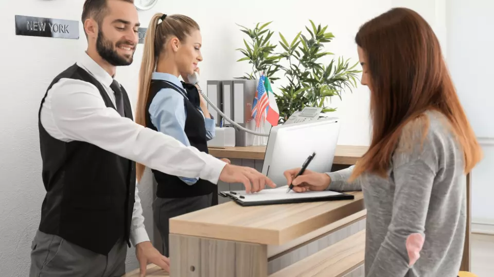 Client mystère testant un hôtel haut de gamme