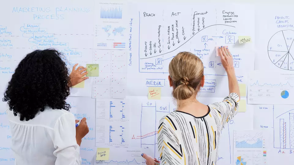 Équipe marketing analysant les résultats d’un audit mystery shopping