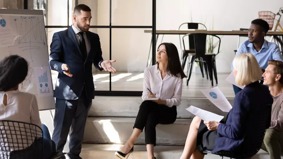 Coach en action lors d’un coaching post-audit en entreprise suisse Coach en action lors d’un coaching post-audit en entreprise suisse