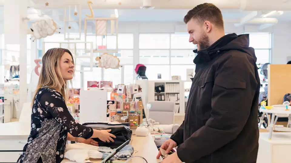 Équipe réalisant une visite mystère en magasin pour audit client Équipe réalisant une visite mystère en magasin pour audit client