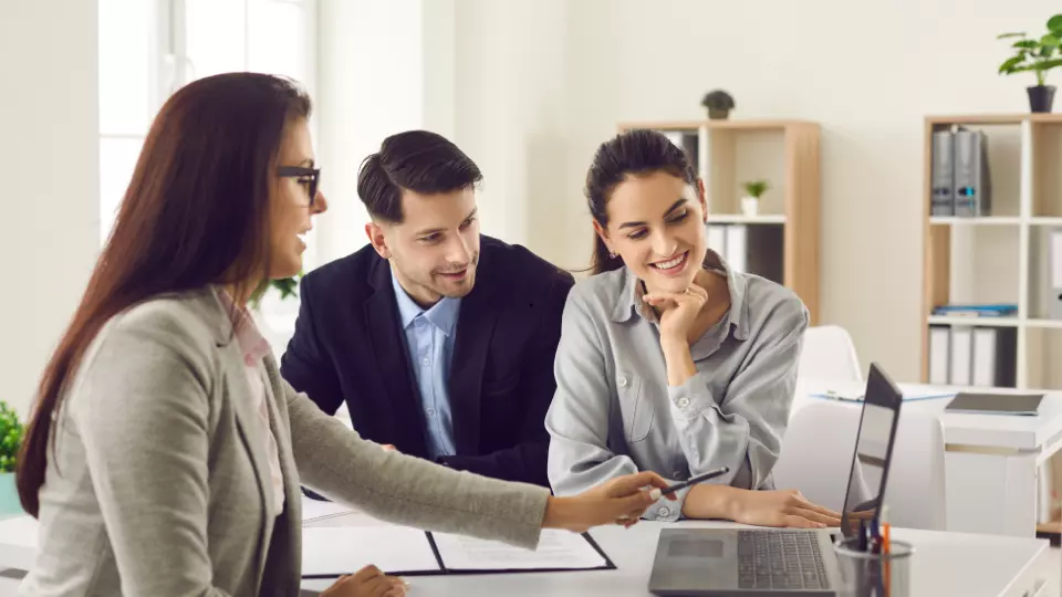 Client mystère banque évaluant la qualité du conseil financier en agence suisse Client mystère banque évaluant la qualité du conseil financier en agence suisse