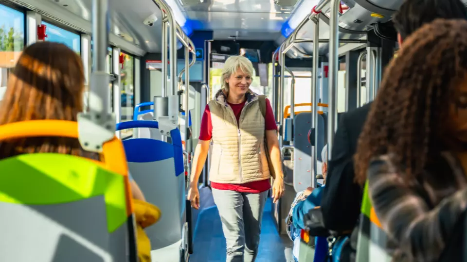 Audit qualité de service transports publics - agent en gare renseignant un voyageur Audit qualité de service transports publics - agent en gare renseignant un voyageur